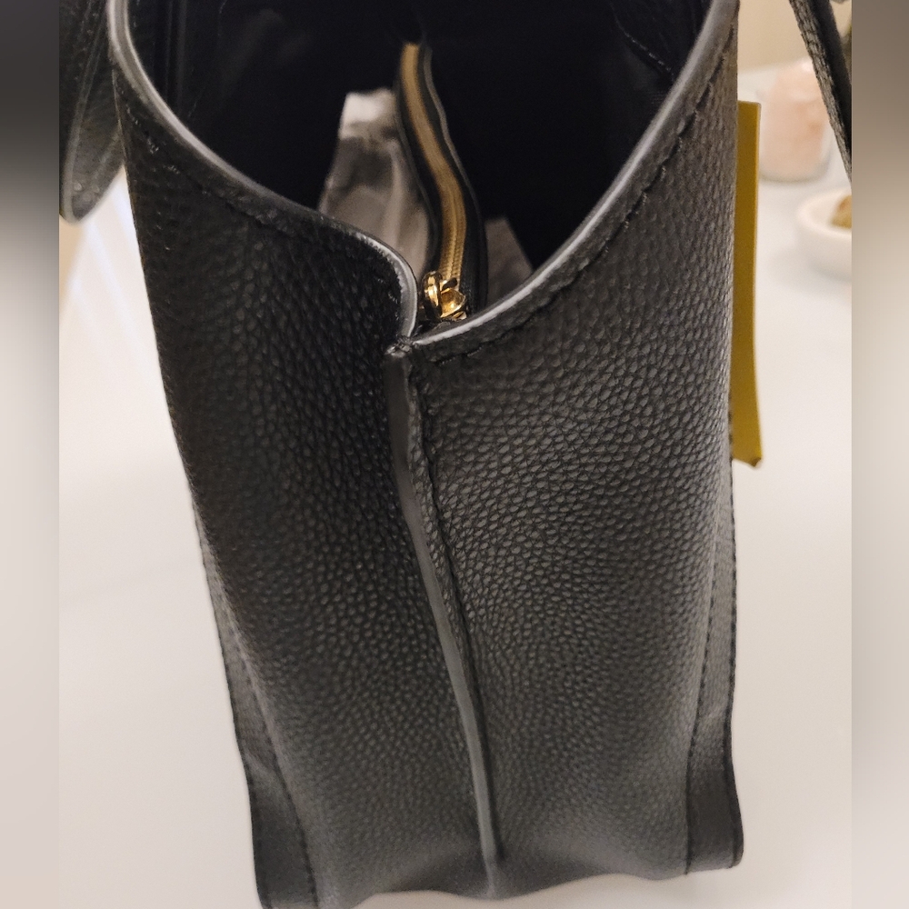 Marc Jacobs Black Leather Tote Bag with Gold Logo - Picture 10 of 11